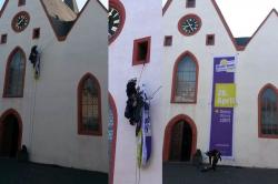 Anbringen des Wahlbanners am 13. M&auml;rz