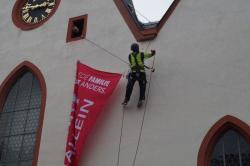 Montage des Banners am 13. April