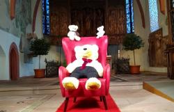 Der Rote Sessel f&uuml;r die Stiftung B&auml;renherz in der Stadtkirche am 7. November