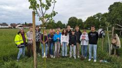 Konfis pflanzen einen Apfelbaum am 7. Mai
